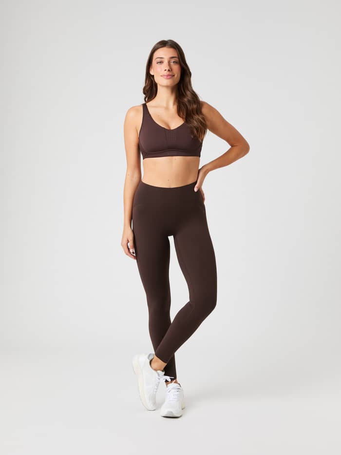 Borg Reform Sports Bra i Molé (Brun) och matchande träningsleggings i helfigur framifrån, perfekt för träning. - Image 3