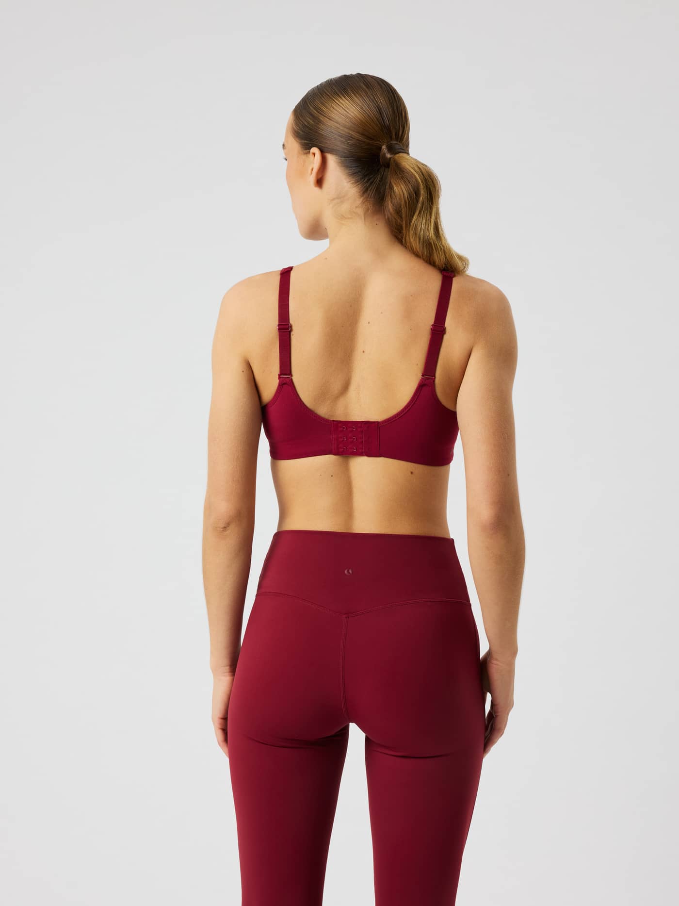 Vue de dos du Borg Reform Sports Bra en Cabernet (rouge) mettant en valeur les bretelles croisées. - Image 2