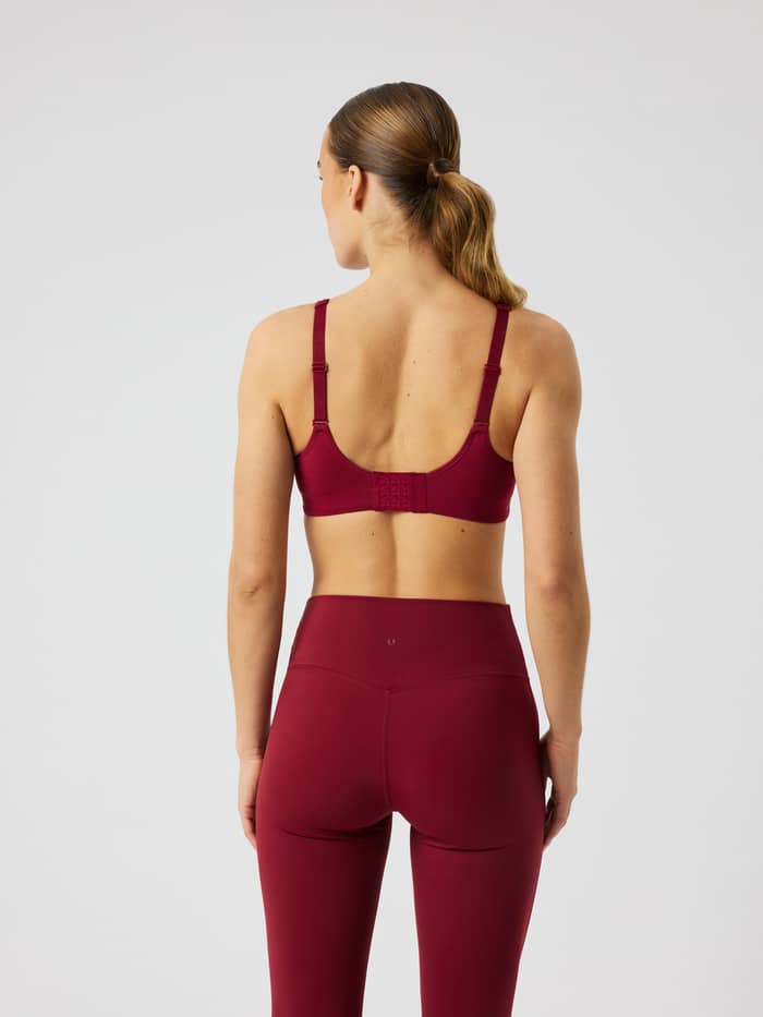 Vue de dos du Borg Reform Sports Bra en Cabernet (rouge) mettant en valeur les bretelles croisées.
