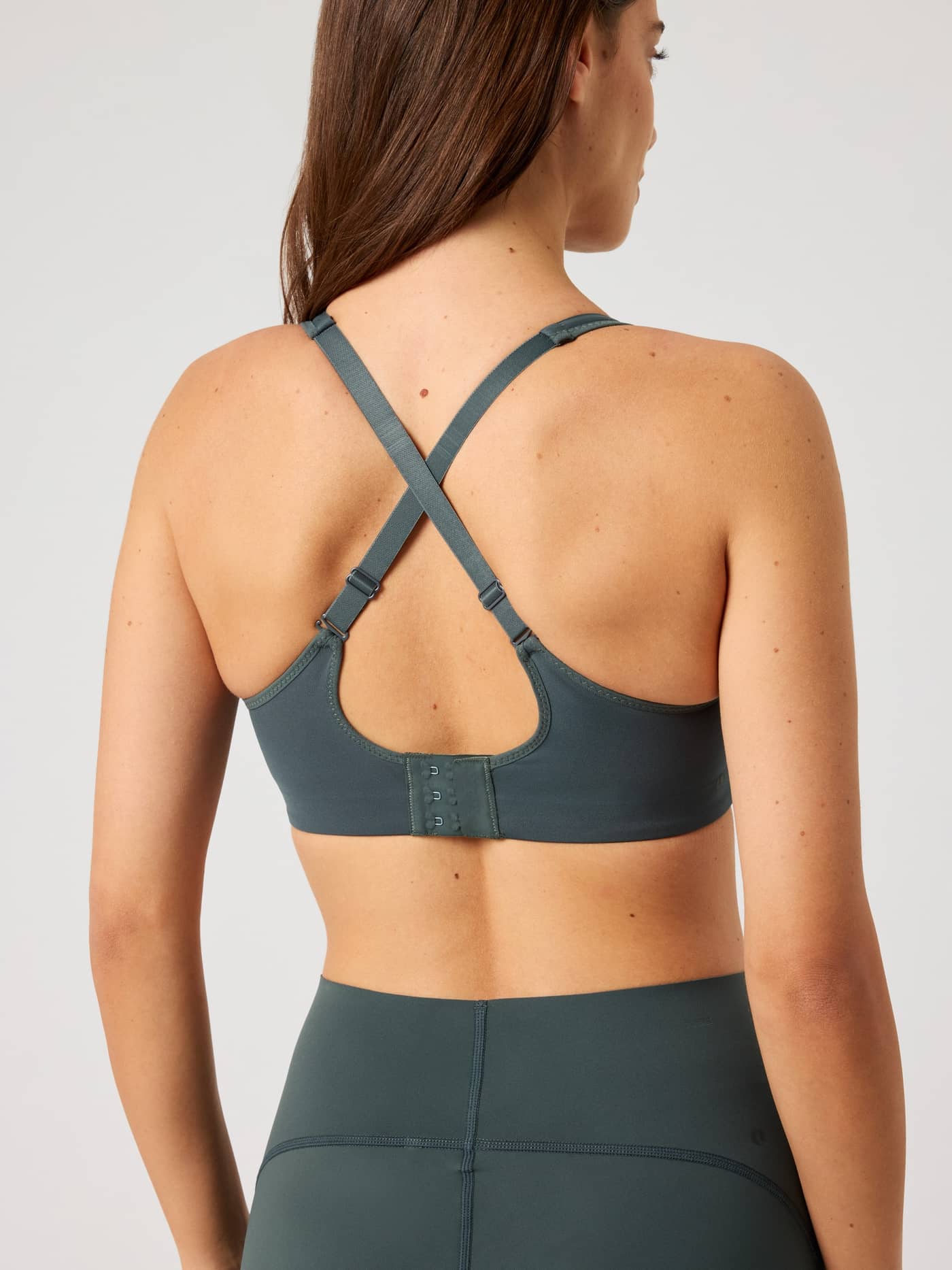 Vue de dos du Borg Reform Sports Bra Urban Chic (Vert) pour le training, alliant style, confort et performance. - Image 5