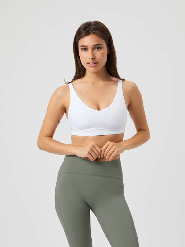 Borg Reform Sports Bra i Brilliant White (Hvid) set forfra med en støttende pasform til træning.
