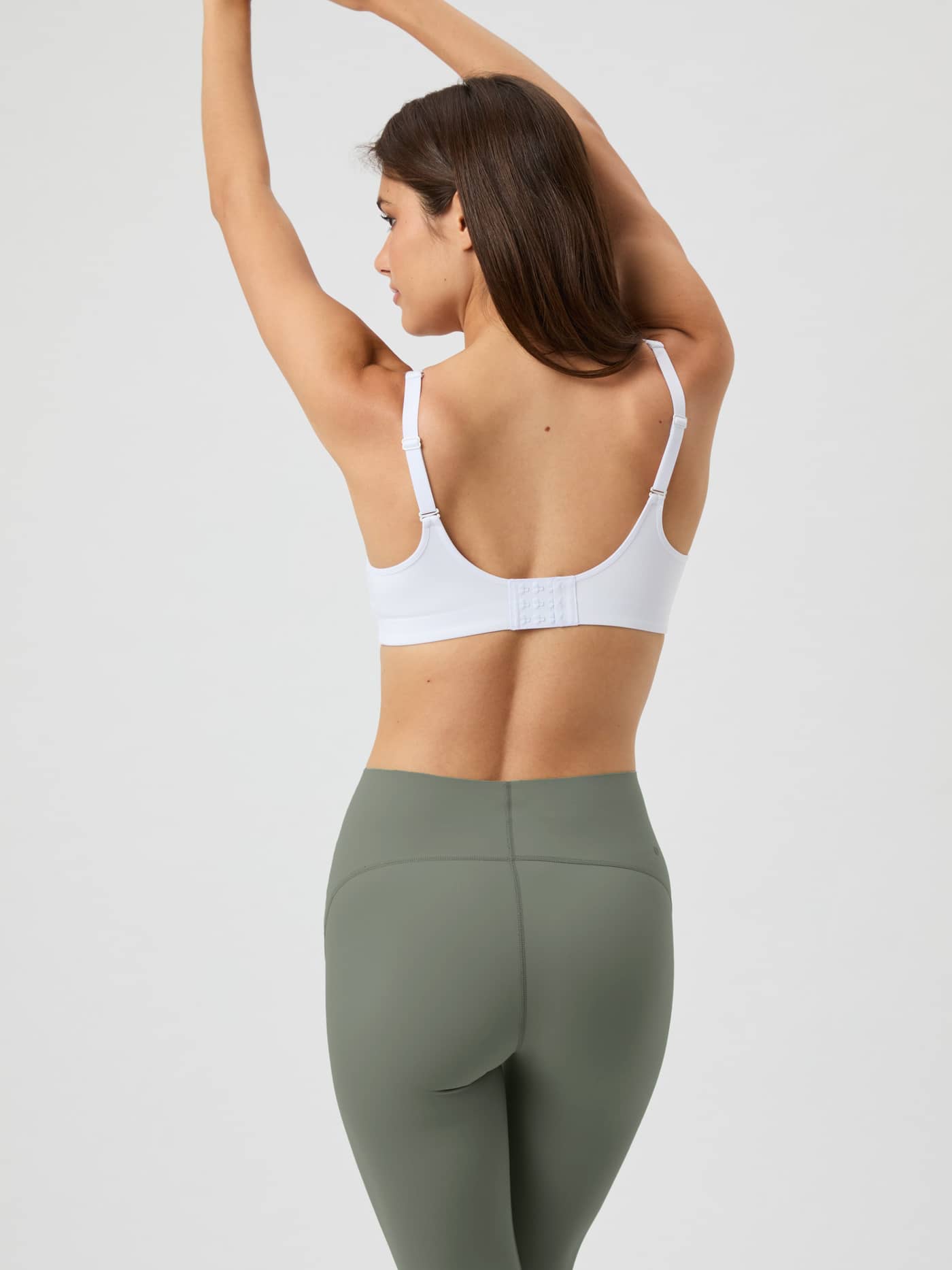 Vue de dos du Borg Reform Sports Bra en Blanc, maintien moyen et bretelles réglables pour l'entraînement. - Image 3