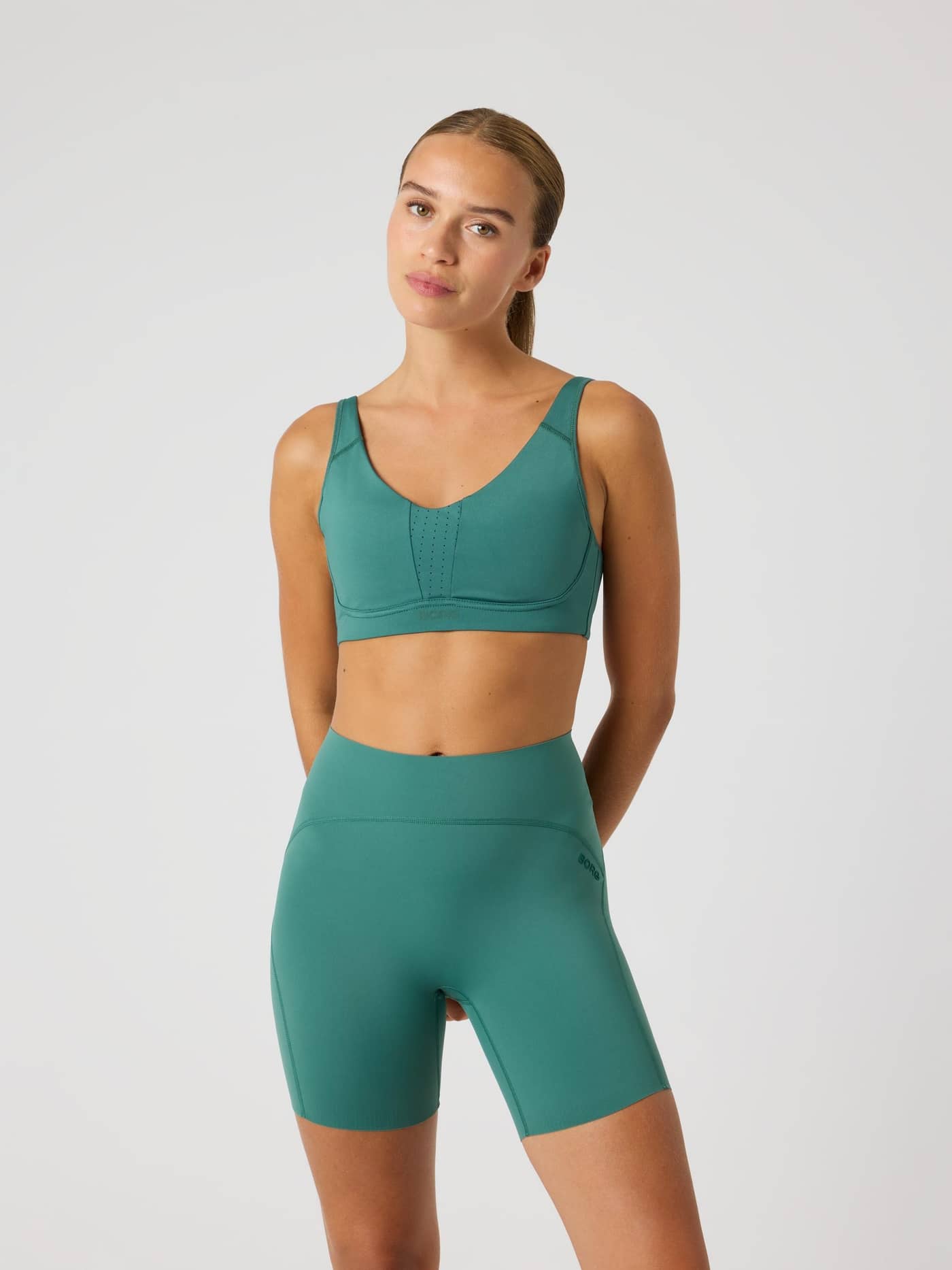 Vue de face d'un mannequin portant le Borg Reform Sports Bra en Mallard Green (Vert) pour l'entraînement. - Image 2