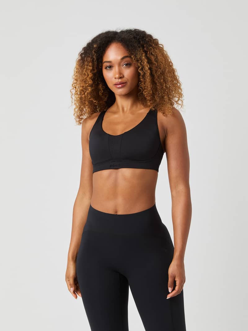 Borg Reform Sports Bra i Black Beauty (Svart) med svart logotyp sedd framifrån på modell, perfekt för träning och tennis.