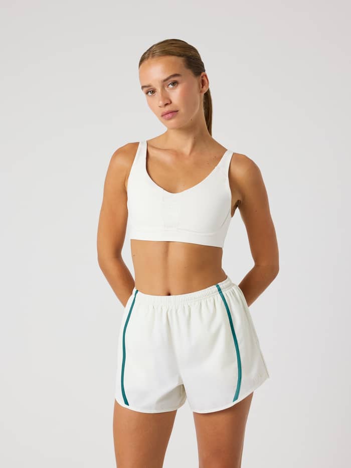 Borg Reform Sports Bra i Tofu (Vit) sedd framifrån, en träningsmodell med mid-support för optimal passform. - Image 4