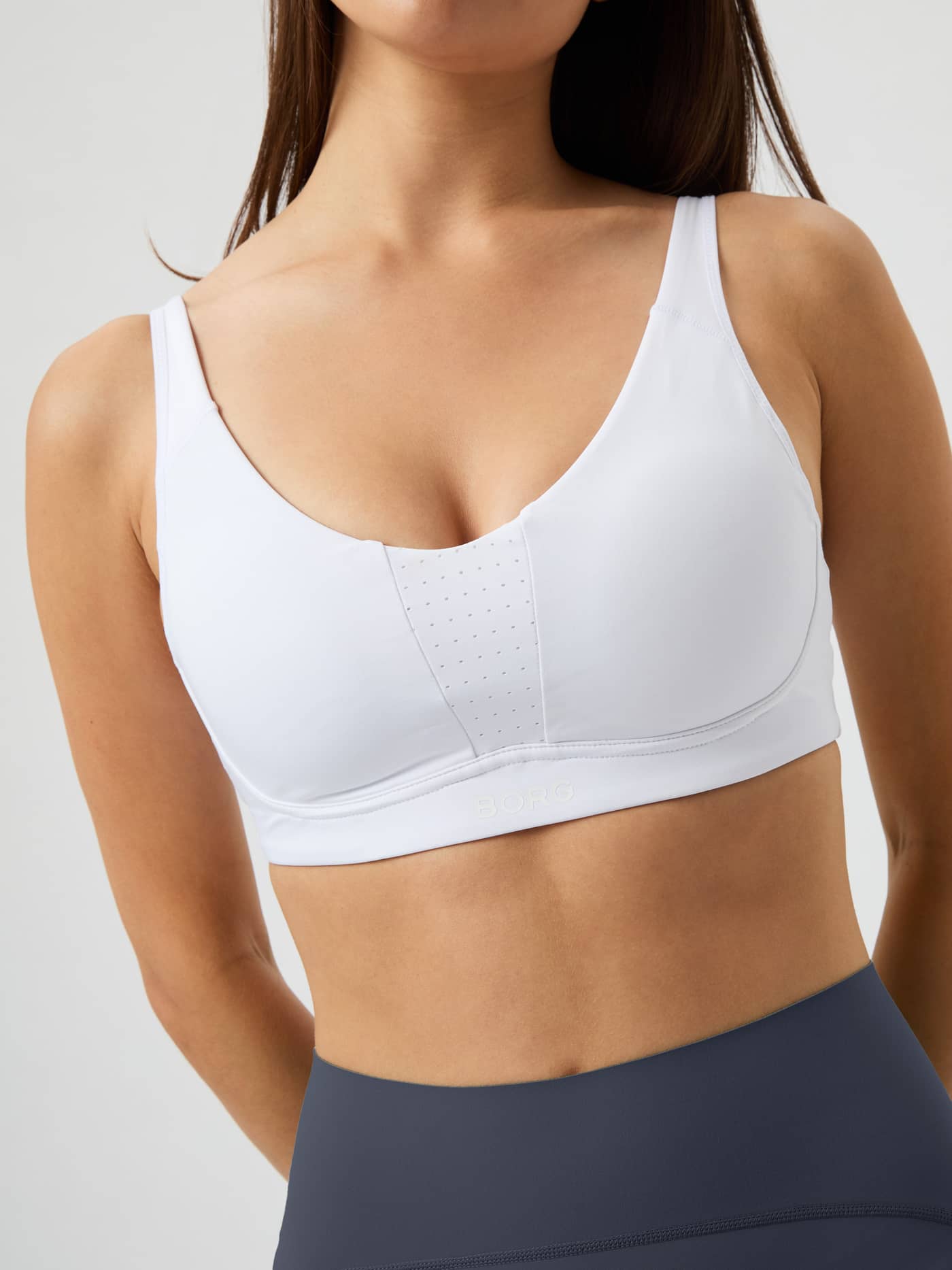 Gros plan de face du Borg Reform Sports Bra Brilliant White (Blanc), brassière d'entraînement stylée avec logo blanc. - Image 6