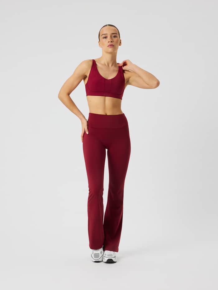 Vue de face du Borg Reform Sports Bra en Cabernet (rouge) porté par un mannequin pendant l'entraînement.