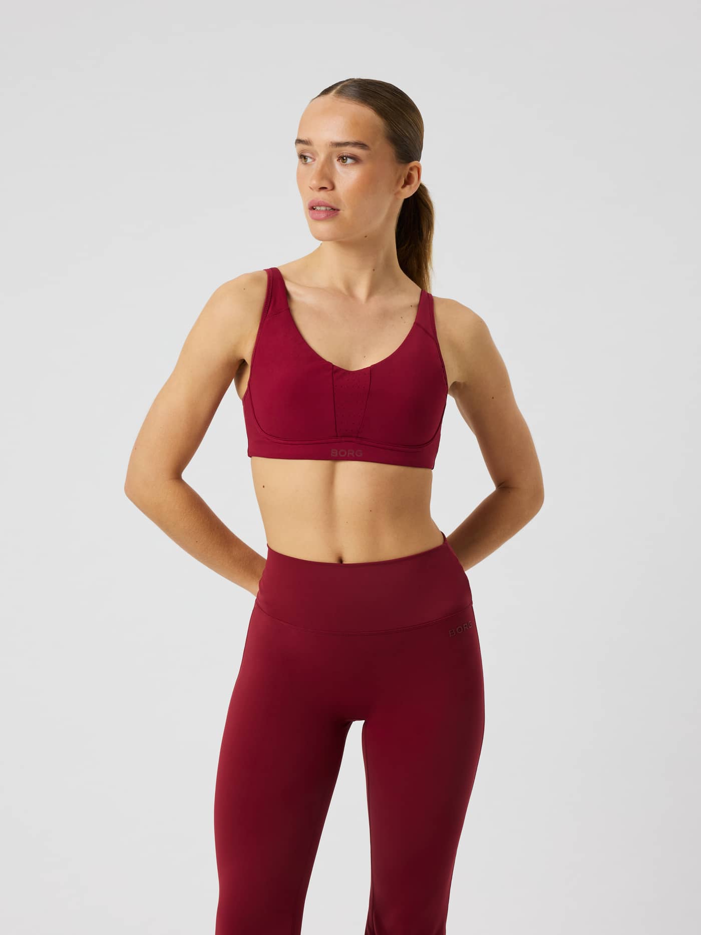 Vue de face du Borg Reform Sports Bra en Cabernet (rouge) pour l'entraînement. - Image 1