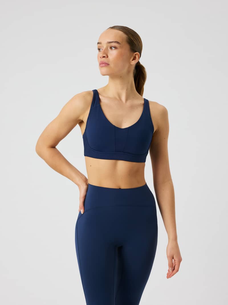 Borg Reform Sports Bra i Dress Blues (marinblå) för träning på modell sedd framifrån.