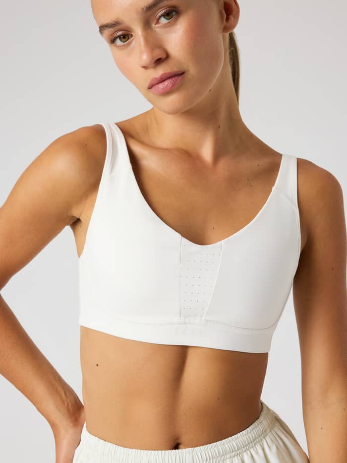 Borg Reform Sports Bra in Tofu (Wit) in vooraanzicht met een medium ondersteunende pasvorm en mesh-details voor training.