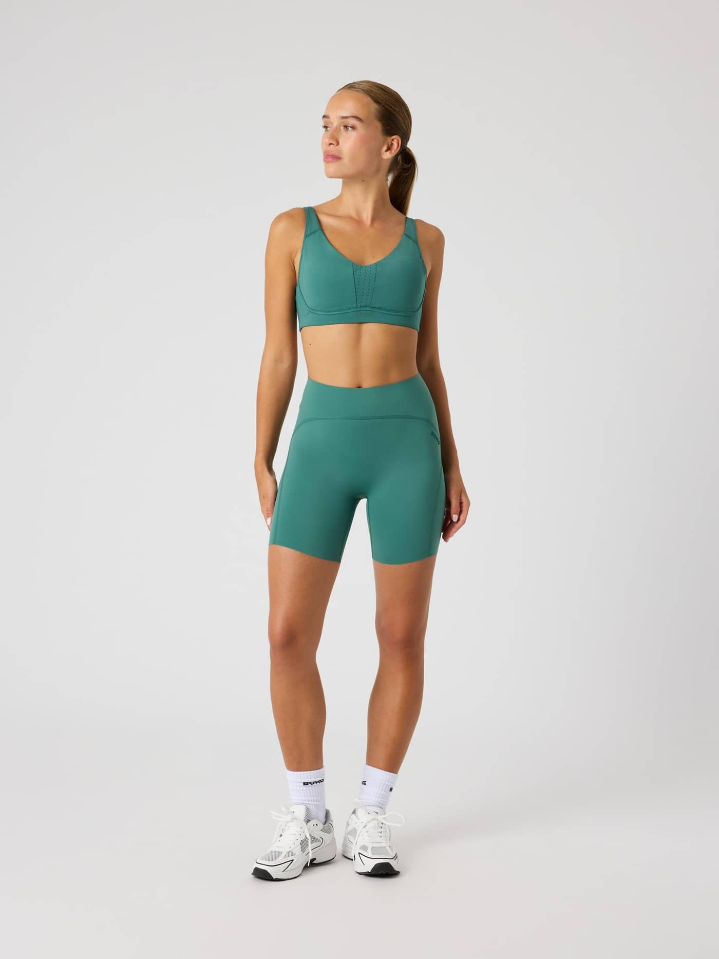 Vue de face d'un mannequin portant le Borg Reform Sports Bra Mallard Green (Vert) pour une tenue d'entraînement élégante. - Image 4