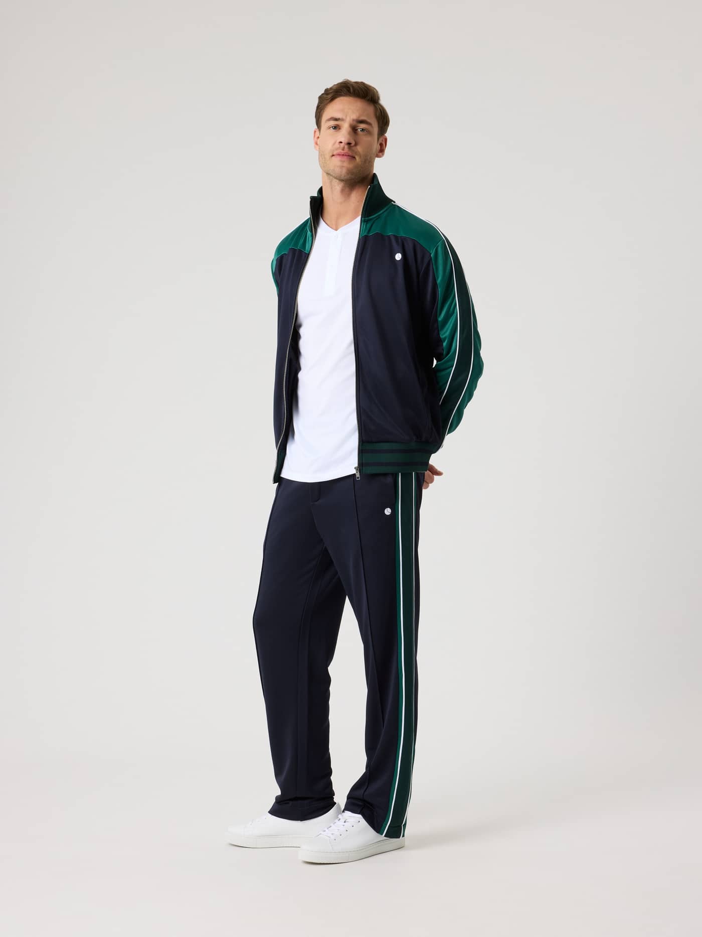 Ace Retro Track Pants i Night sky (Marineblå) set i helfigur med hvidt logo, ideel til funktion og stil på tennisbanen. - Image 3