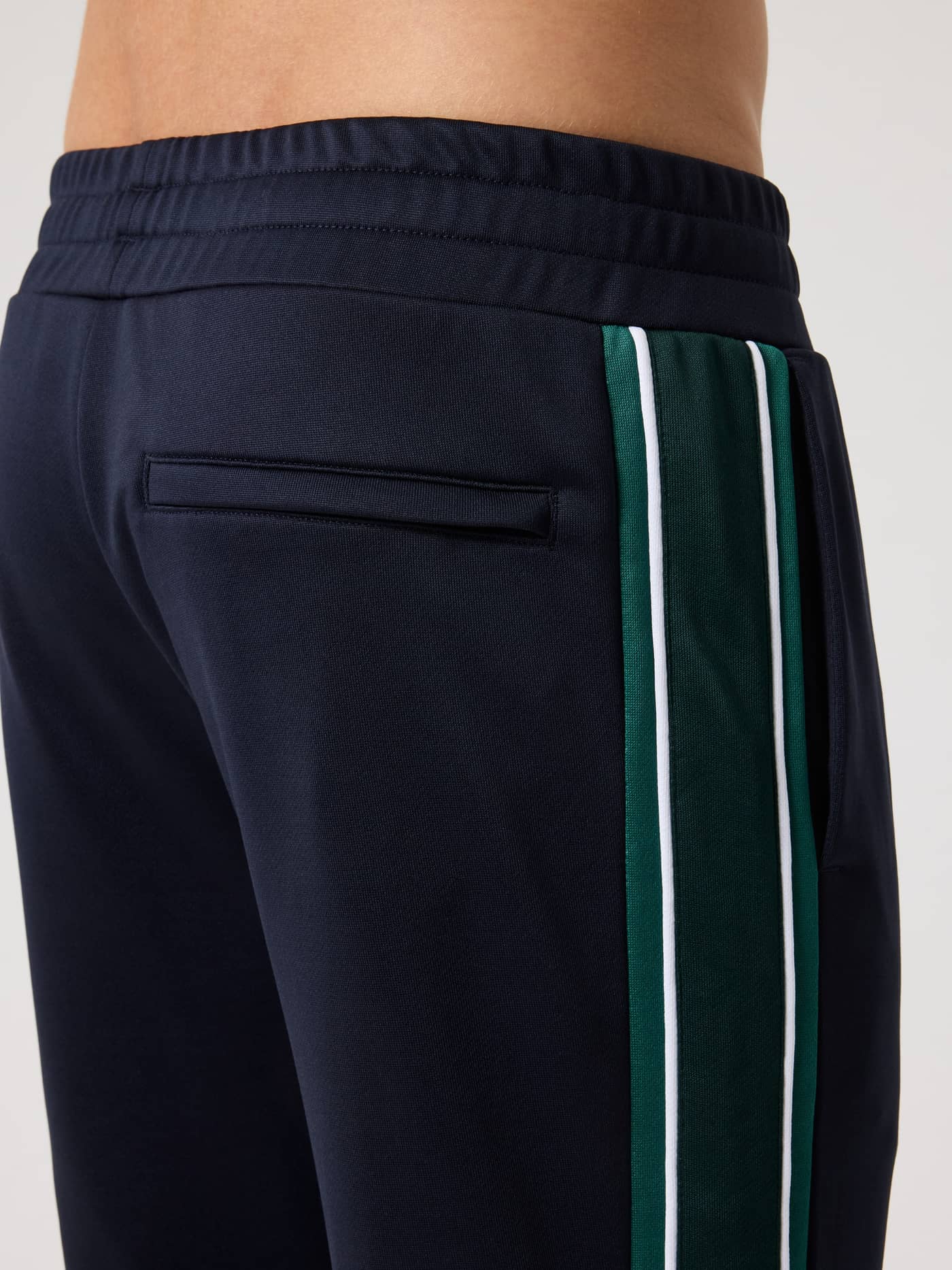 Ace Retro Track Pants i Night Sky (Marineblå) set bagfra med baglomme og retro-sidepaneler til tennis. - Image 4