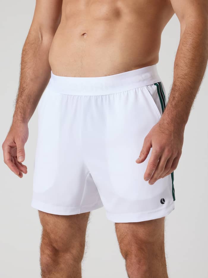 Ace Retro Shorts 6 Inch in Brilliant White (Wit) met retro strepen en een zwart tennislogo, getoond in vooraanzicht.