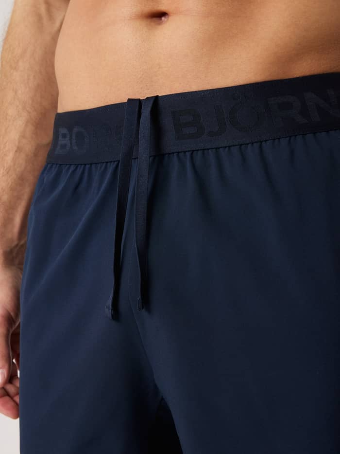 Ace Retro Shorts 6 Inch i Night Sky (Marineblå) i nærbillede med elastisk linning med branding og snøre til tennis. - Image 4