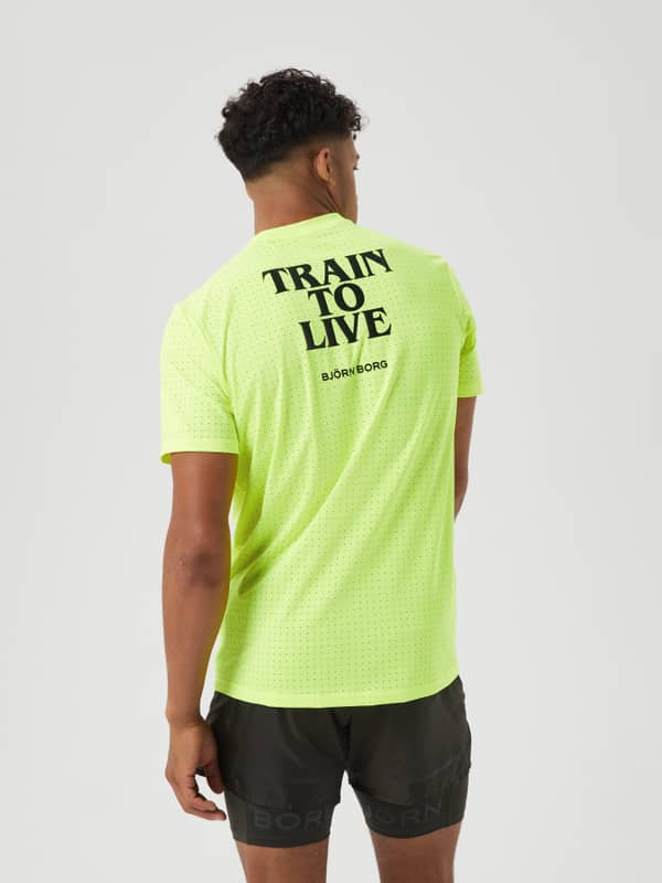 Vy bakifrån på en man i Borg Running Perforated T-Shirt i Safety Yellow (Gul) för funktionell löpning.