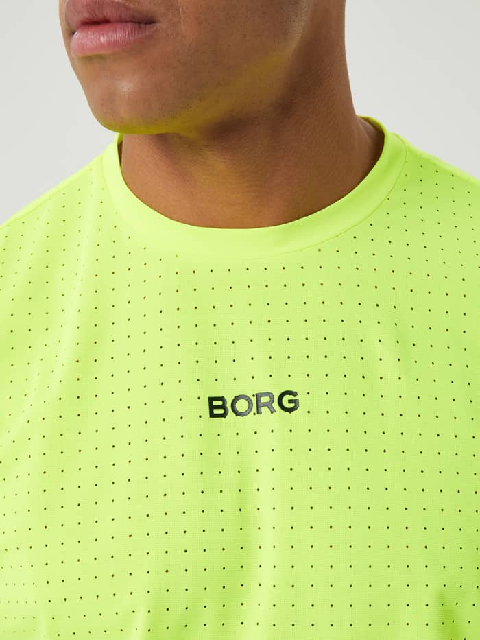 Borg Running Perforated T-Shirt i Safety Yellow (Gul) set i nærbillede med sort logo og perforeret stof til løb.