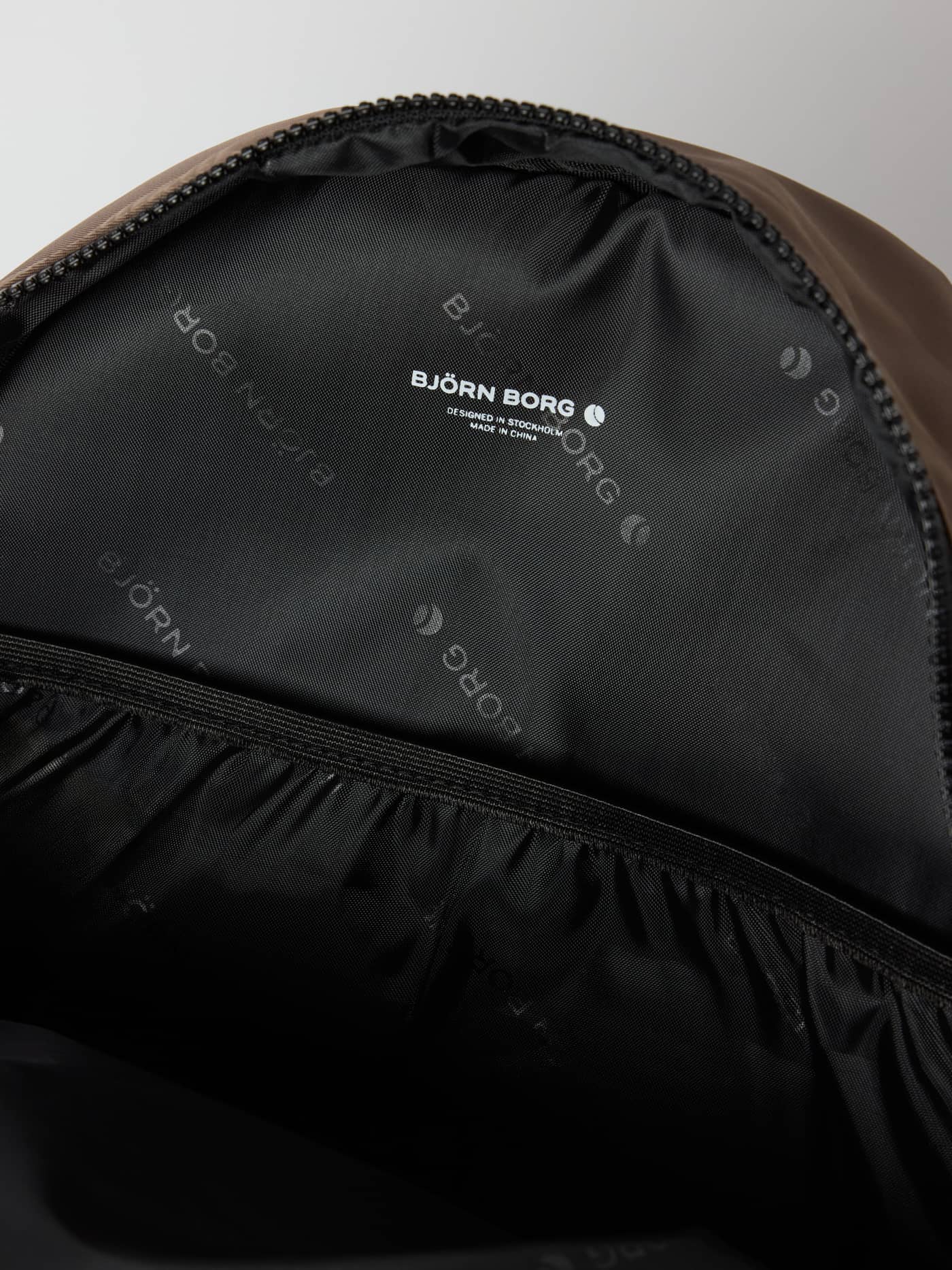 Borg Daily Backpack 20L i Caribou (Brun) set indefra med et mønstret for i genanvendt polyester. - Image 4