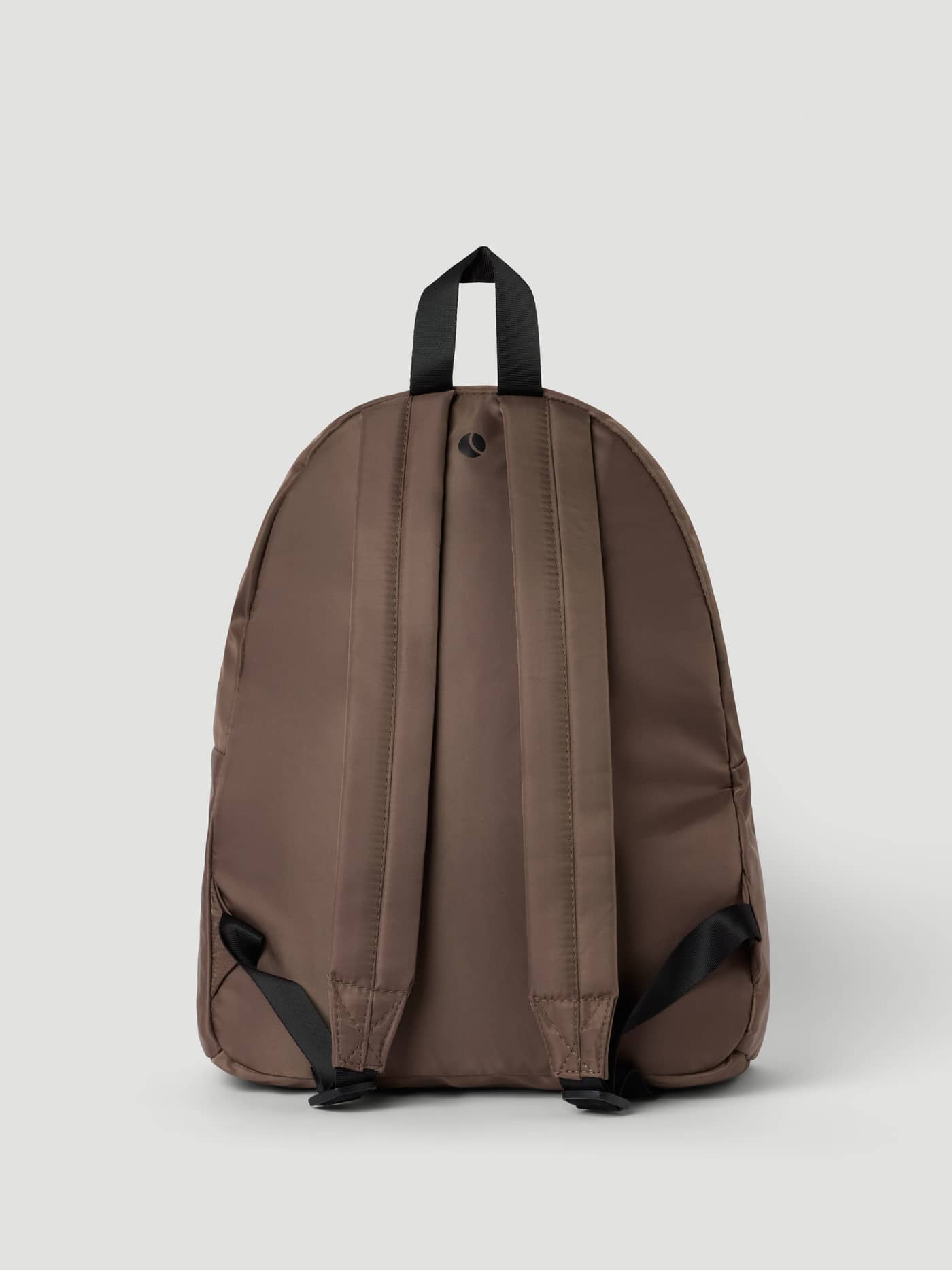 Borg Daily Backpack 20L i Caribou (Brun) set bagfra med polstrede skulderstropper og et sort logo. - Image 2