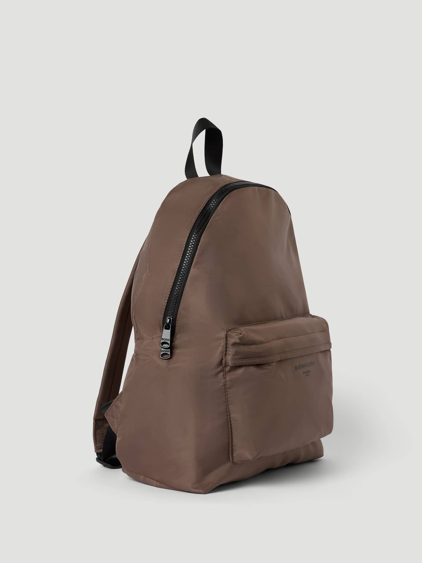 Borg Daily Backpack 20L i Caribou (Brun) set fra siden med sort logo og funktionelle lynlåsrum. - Image 3