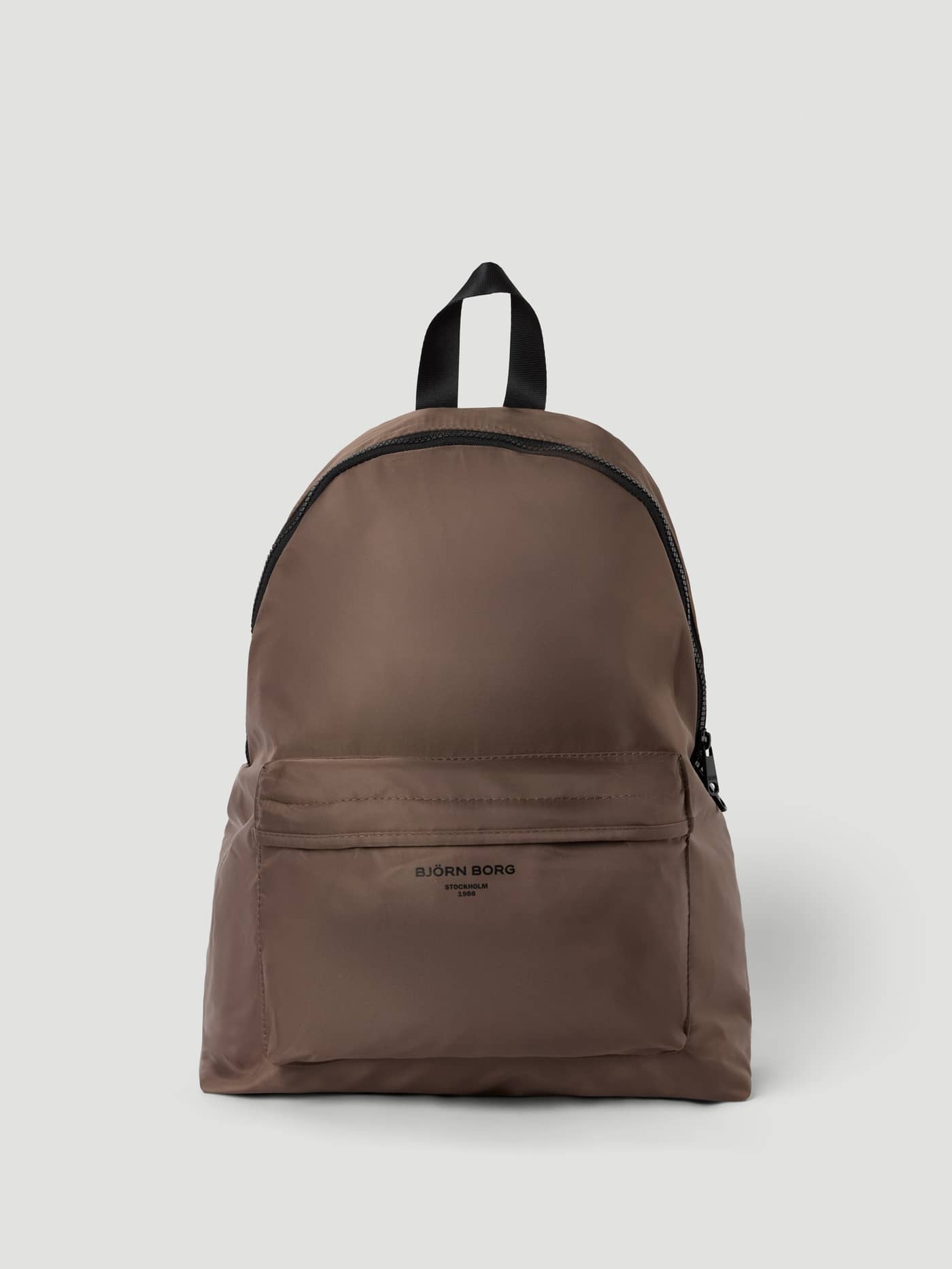 Borg Daily Backpack 20L i Caribou (Brun) set forfra med forlomme i slidstærkt genanvendt polyester. - Image 1