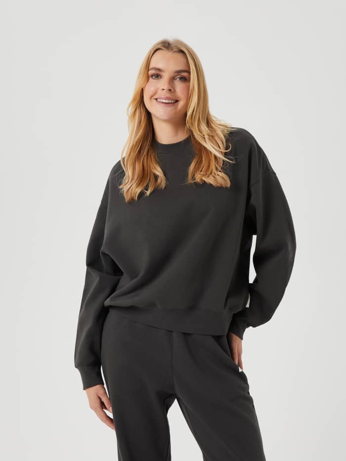 Vue de face d'un mannequin en Björn Borg Studio Oversized Crew Peat (Vert) avec une coupe décontractée et oversize.
