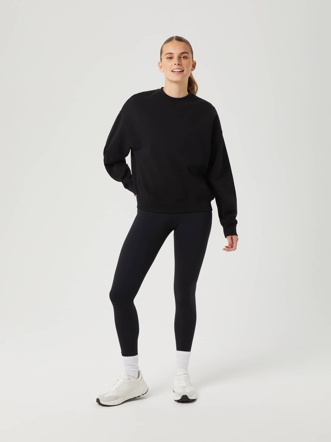 Studio Oversized Crew i Black Beauty (Sort) set forfra i fuld figur med leggings og en moderne oversized pasform. - Image 3