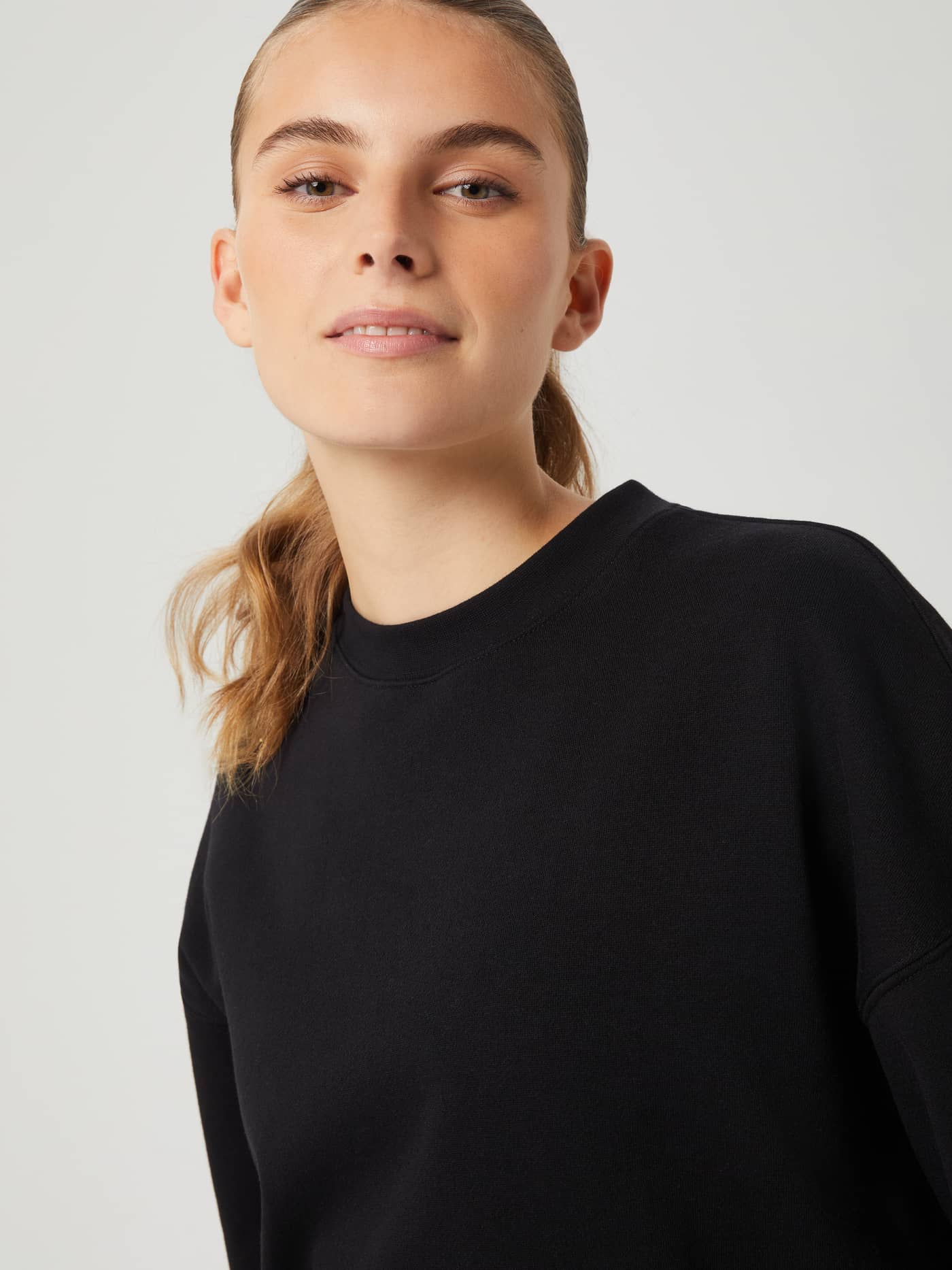 Studio Oversized Crew i Black Beauty (Sort) til kvinder set i nærbillede med en afslappet pasform og ribbet rund hals. - Image 2