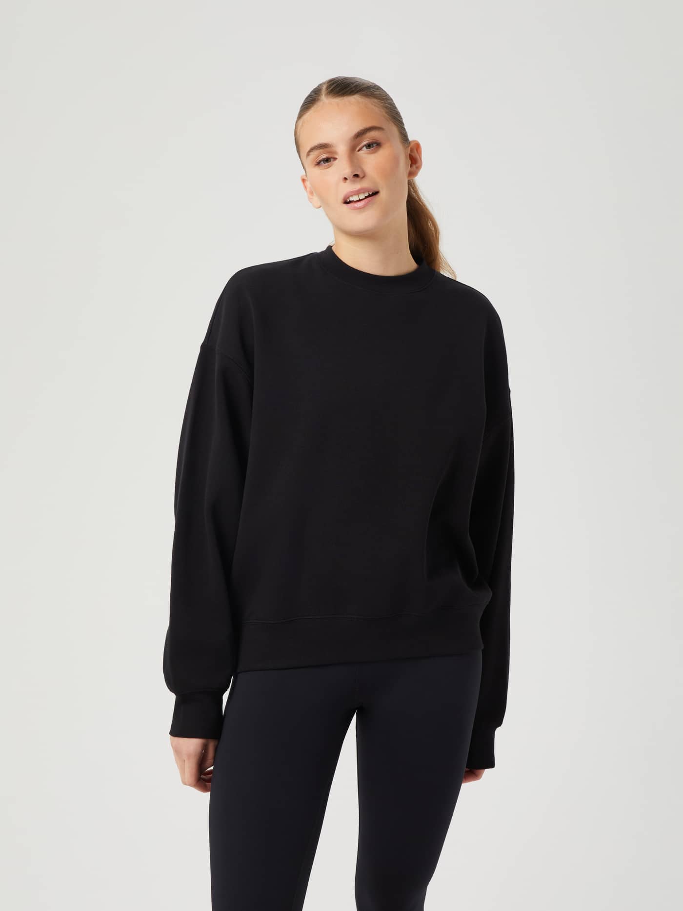 Studio Oversized Crew i Black Beauty (Sort) set forfra med en afslappet oversized pasform i blød bomuld. - Image 5