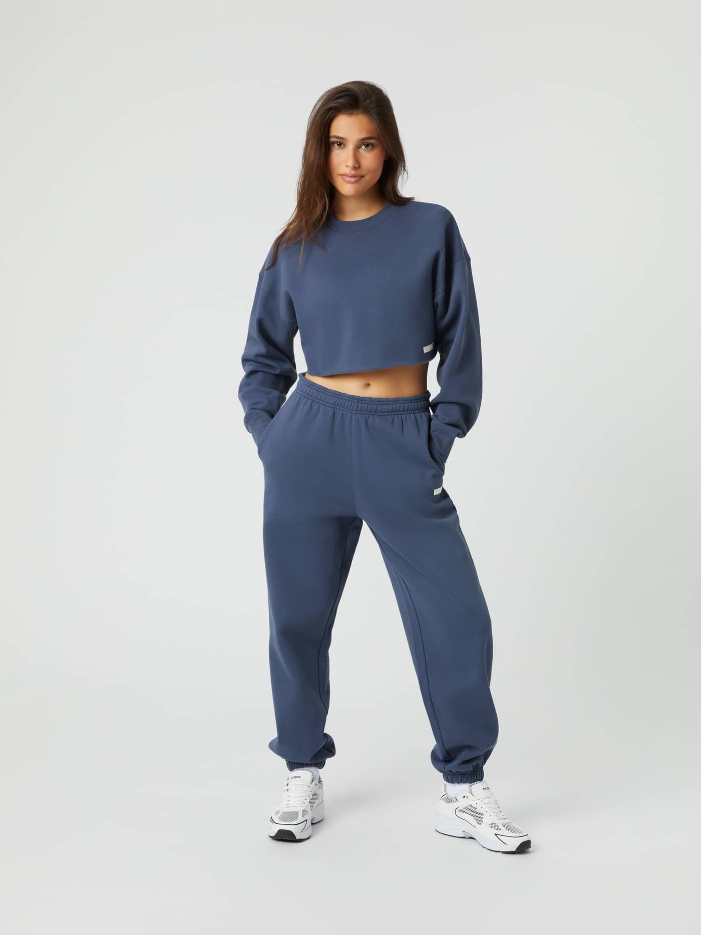 Vue de face d'une femme portant le Studio Oversized Cropped Crew en Nightshadow Blue (bleu) à la coupe courte et large. - Image 2
