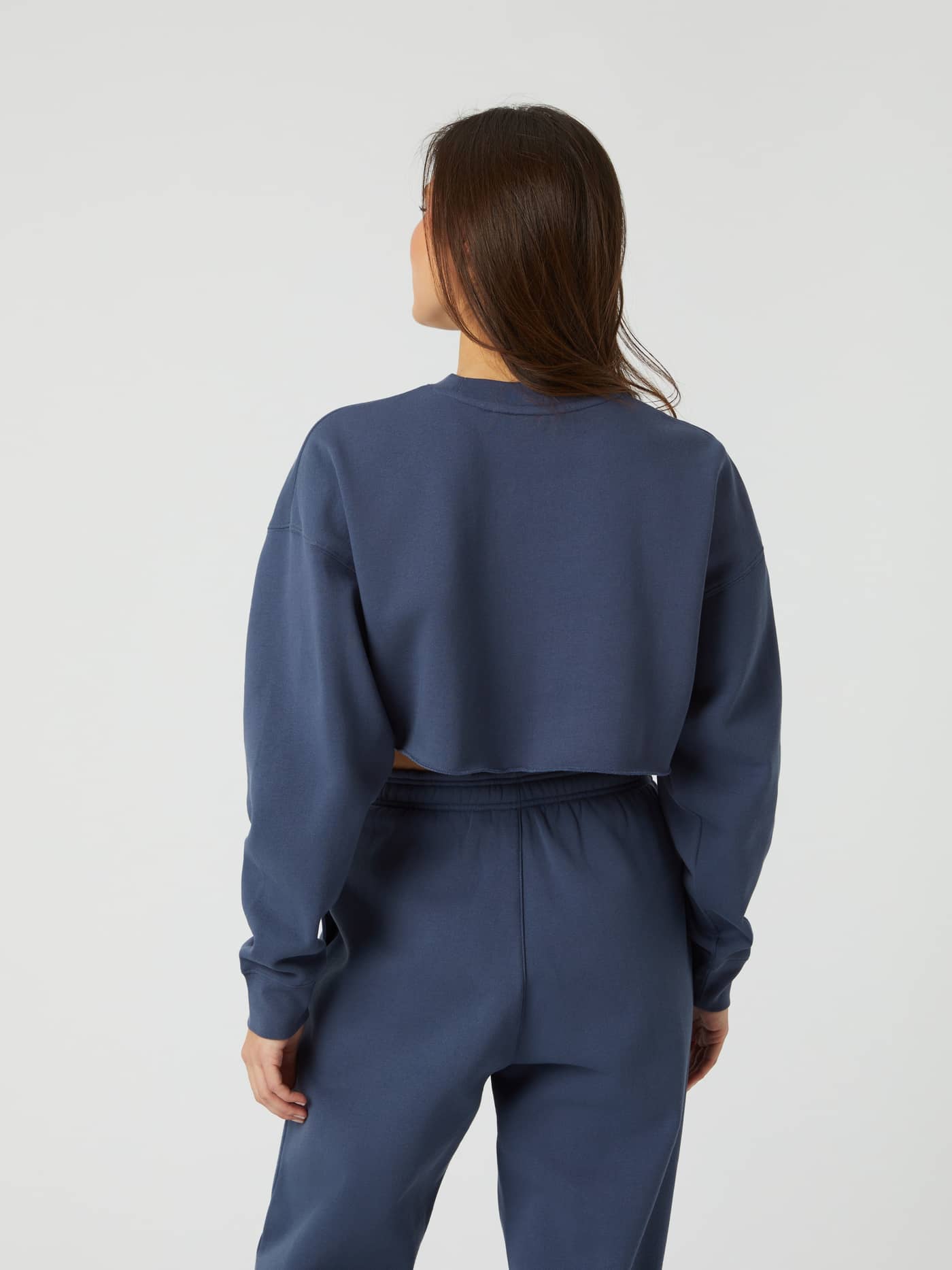 Vue arrière du Studio Oversized Cropped Crew en Nightshadow Blue (Bleu) en coton doux pour une coupe courte élégante. - Image 3
