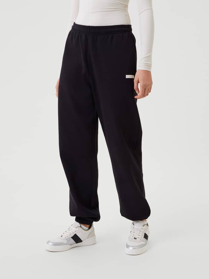 Björn Borg Studio Oversized Pants in Black Beauty (Zwart) met een hoge taille en losse pasvorm in vooraanzicht.
