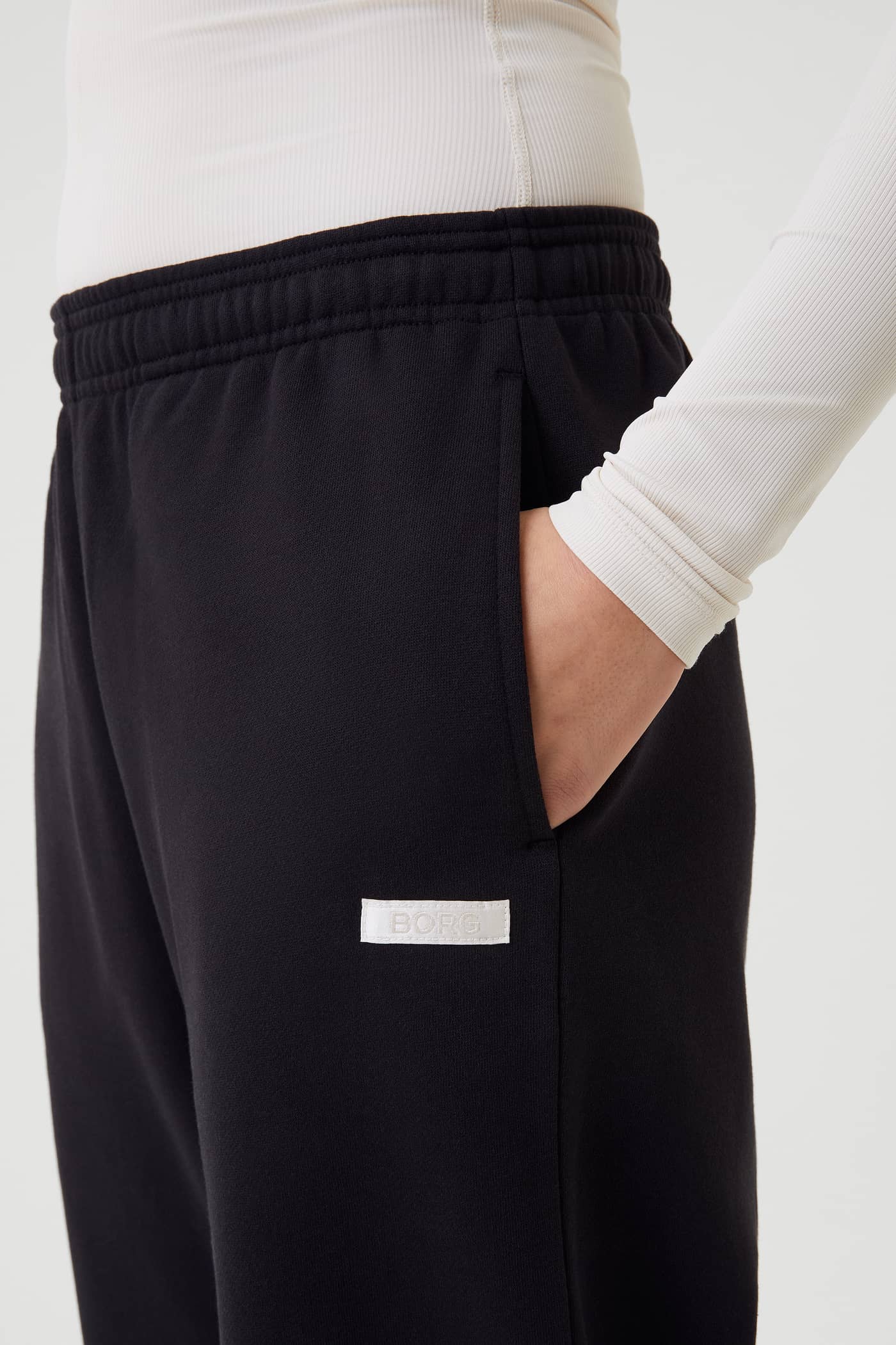 Studio Oversized Pants i Black Beauty (Sort) til træning med en sidelomme og hvidt Borg-logomærke. - Image 4