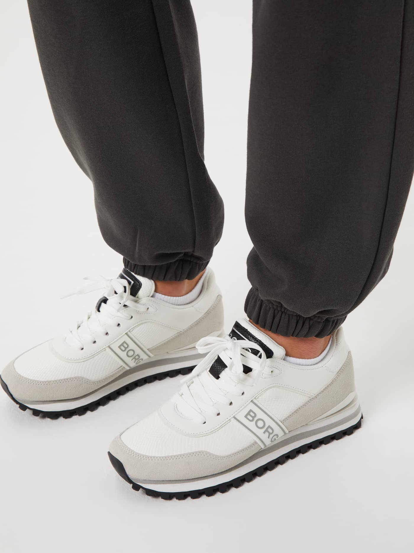 Detailed close-up of the Björn Borg Studio Oversized Pants in Peat (Green) with ribbed cuffs for a stylish training fit. - Image 5