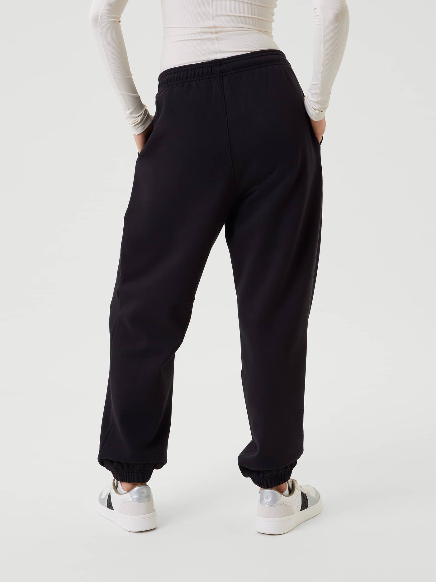 Studio Oversized Pants i Black Beauty (Sort) set bagfra med en afslappet pasform ideel til træning. - Image 3