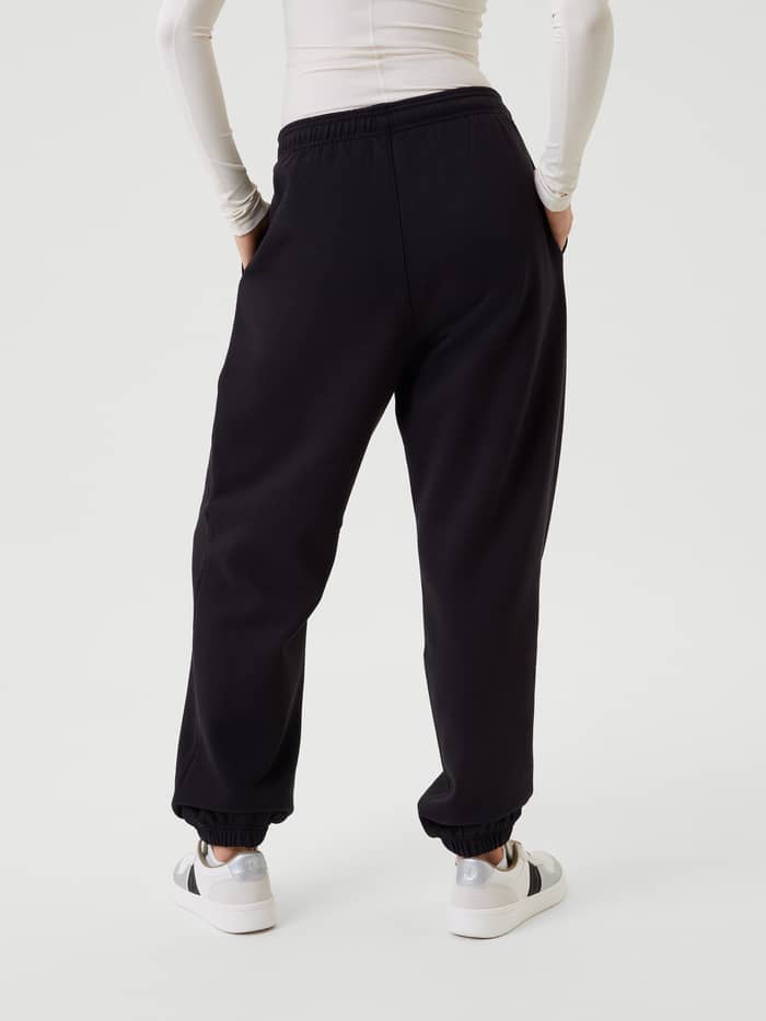Studio Oversized Pants i Black Beauty (Sort) set bagfra med en afslappet pasform ideel til træning. - Image 3