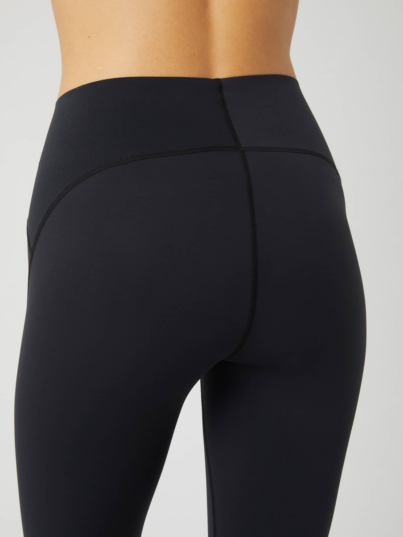 Närbild bakifrån på Borg Sleek Tights i Black Beauty (Svart) med hög midja och sömdetaljer för träning. - Image 6