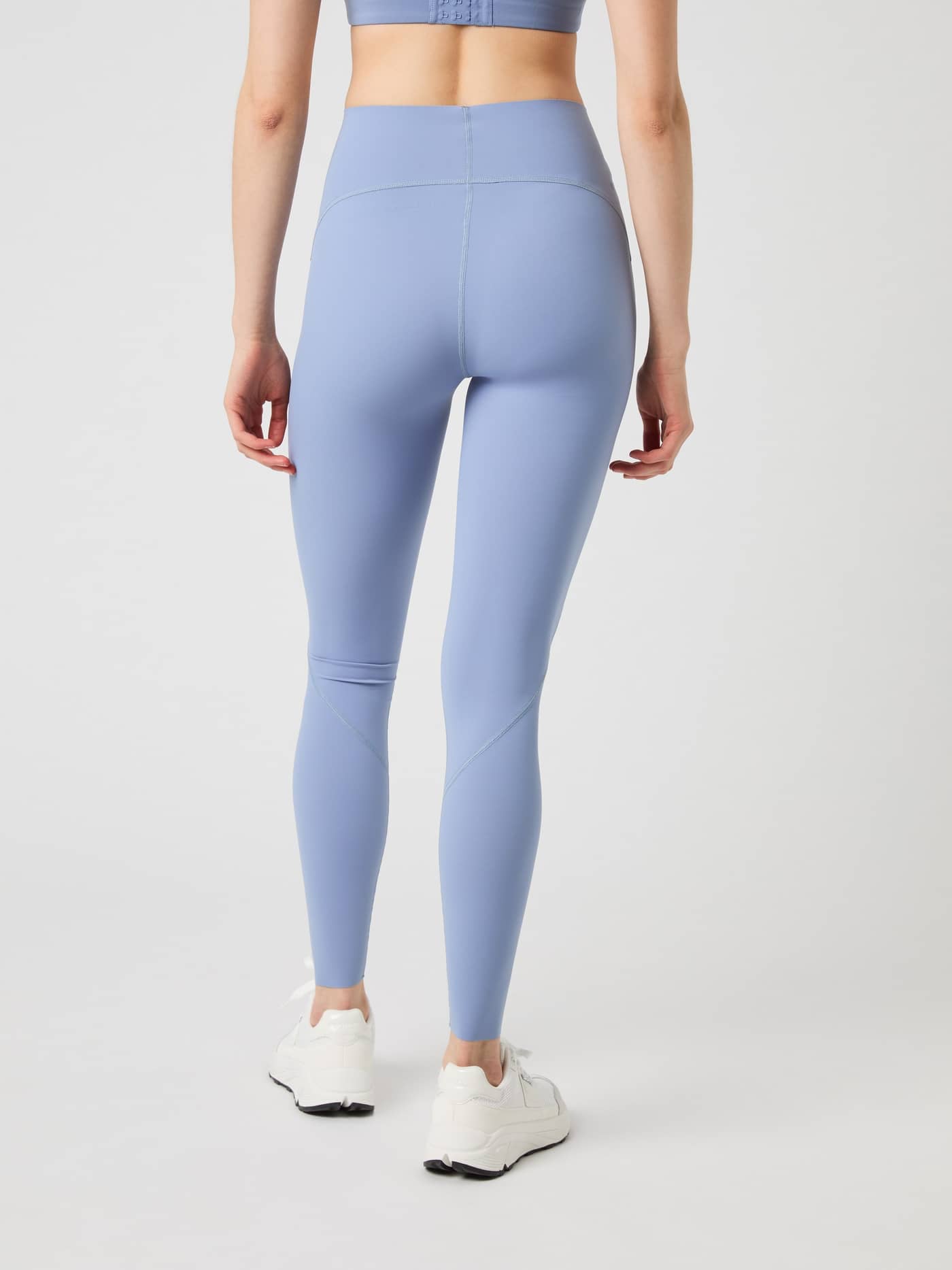 Vue de dos du Borg Sleek Tights en Stonewash (Bleu) avec une coupe ajustée idéale pour l'entraînement. - Image 3