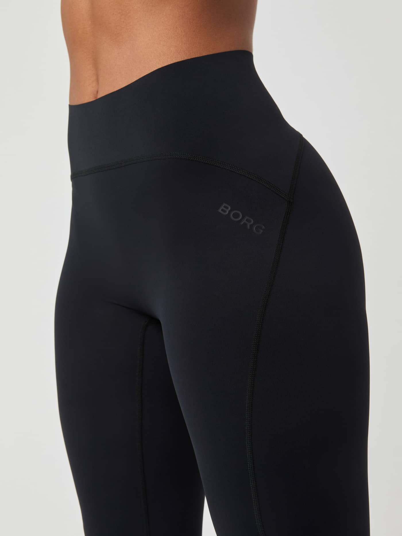 Närbild på Borg Sleek Tights i Black Beauty (Svart) för träning med hög midja, sömdetaljer och slimmad passform. - Image 7