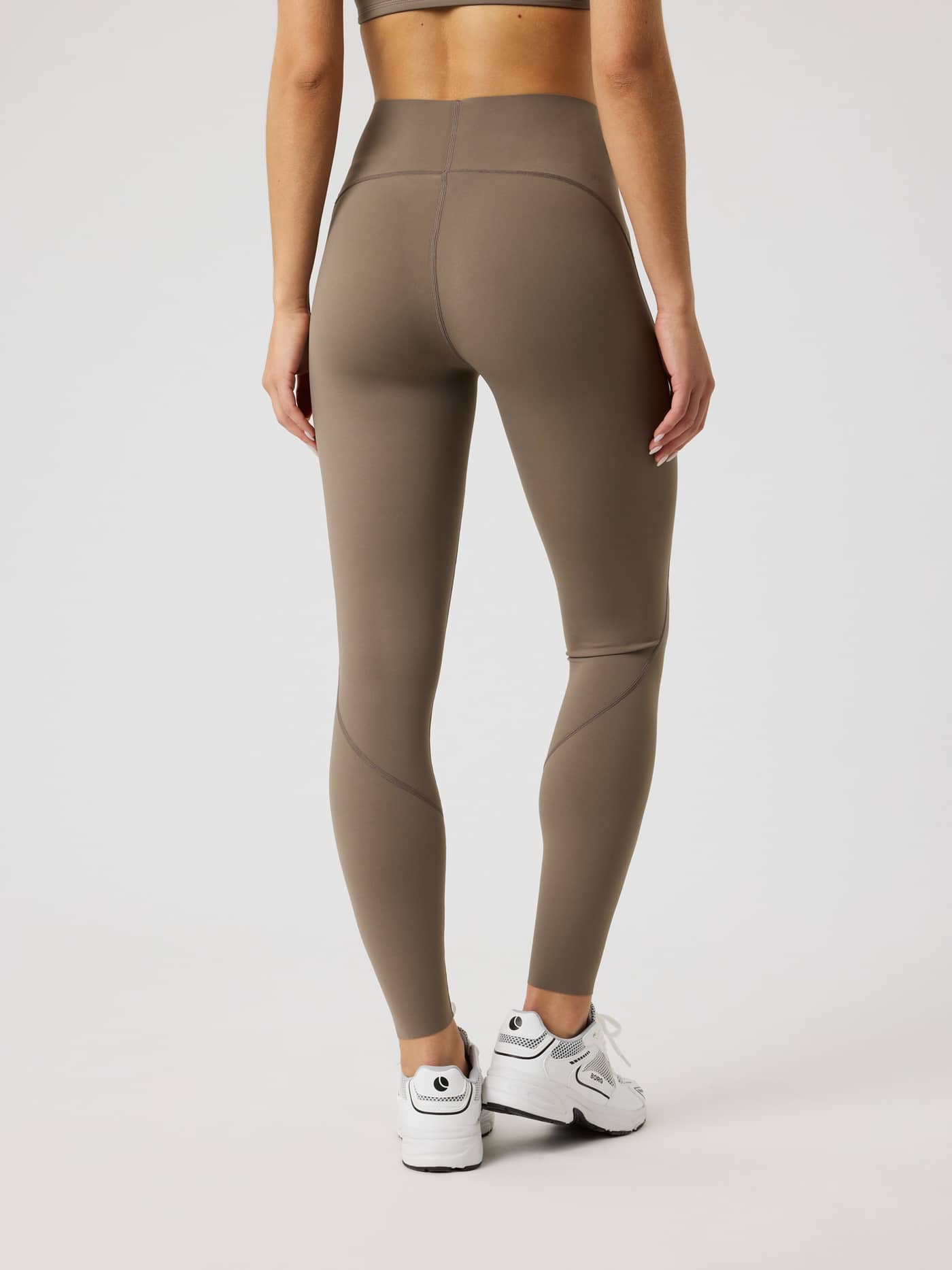 Borg Sleek Tights in Falcon (Bruin) met een hoge taille en slanke pasvorm voor training, getoond in achteraanzicht. - Image 2