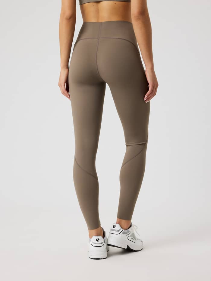 Rückansicht eines Models in hoch taillierten Borg Sleek Tights in Falcon (Braun) für Training mit stilvollem Fit. - Image 2