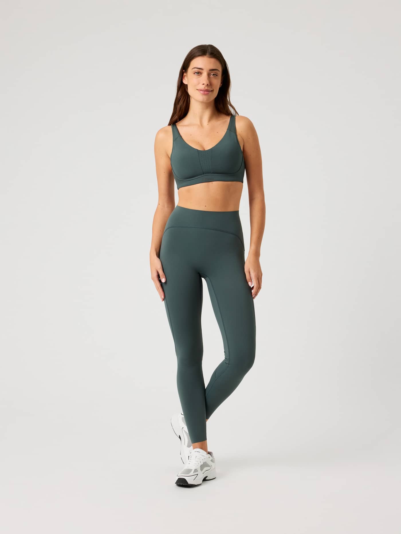 Front view of a model wearing the slim-fit Björn Borg Sleek Tights in Urban Chic (Green) for training. - Image 3