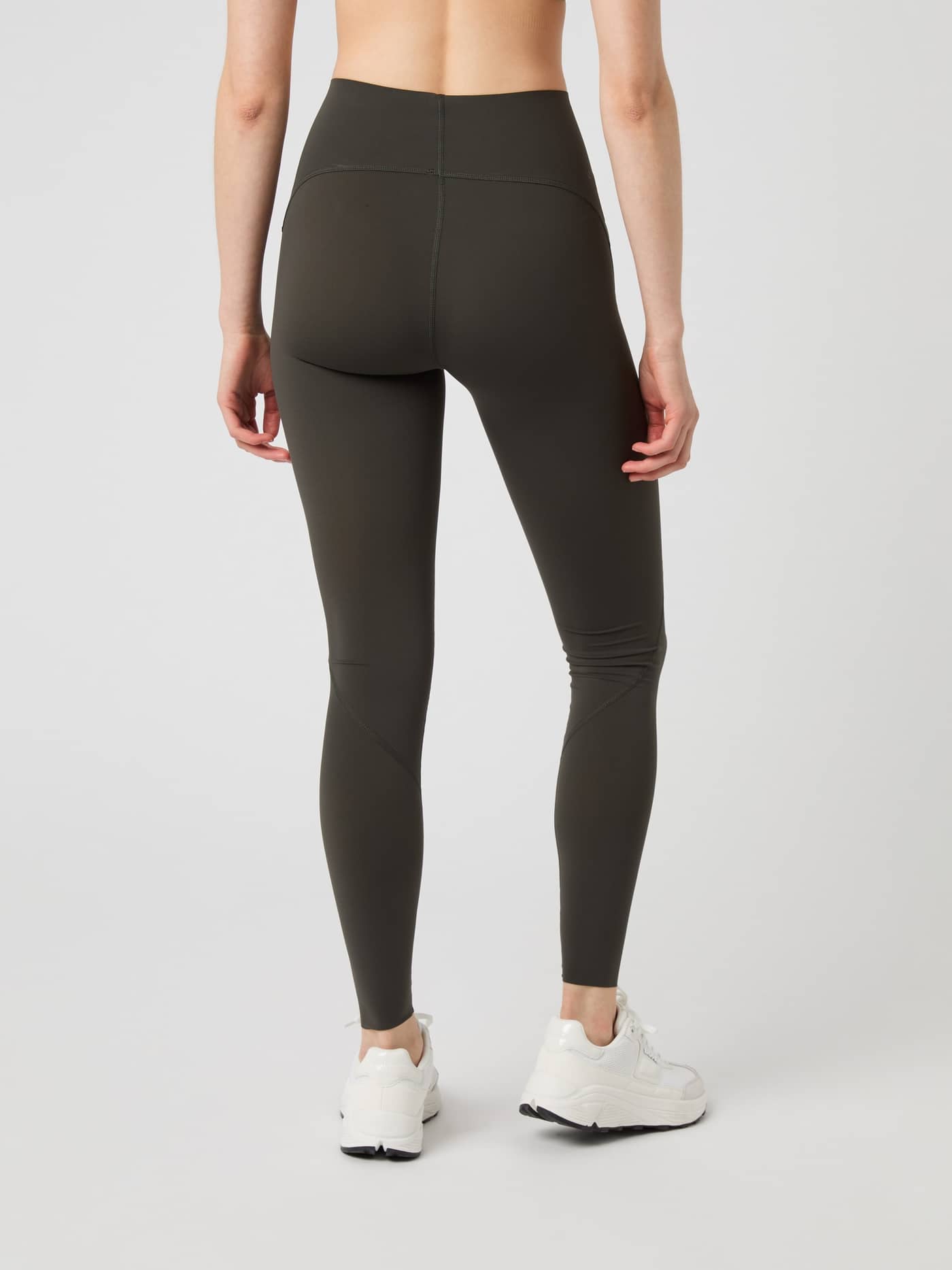 Rückansicht eines Models in den Borg Sleek Tights in Peat (Grün) für Training mit stilvoller, schmaler Passform. - Image 3