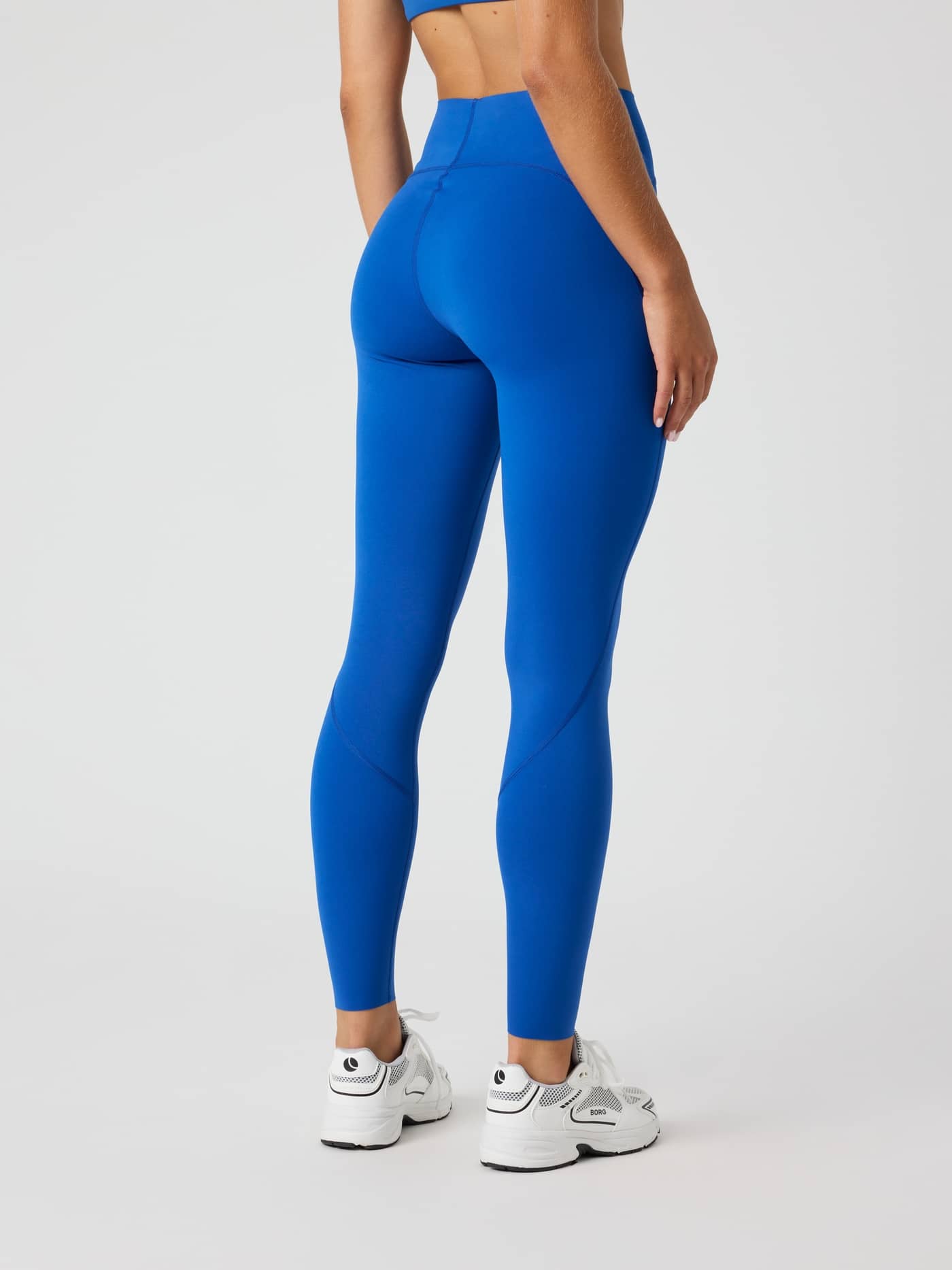 Rückansicht eines Models in den Borg Sleek Tights in Monaco Blue (Blau) mit schmalem Fit für High-Performance-Training. - Image 2