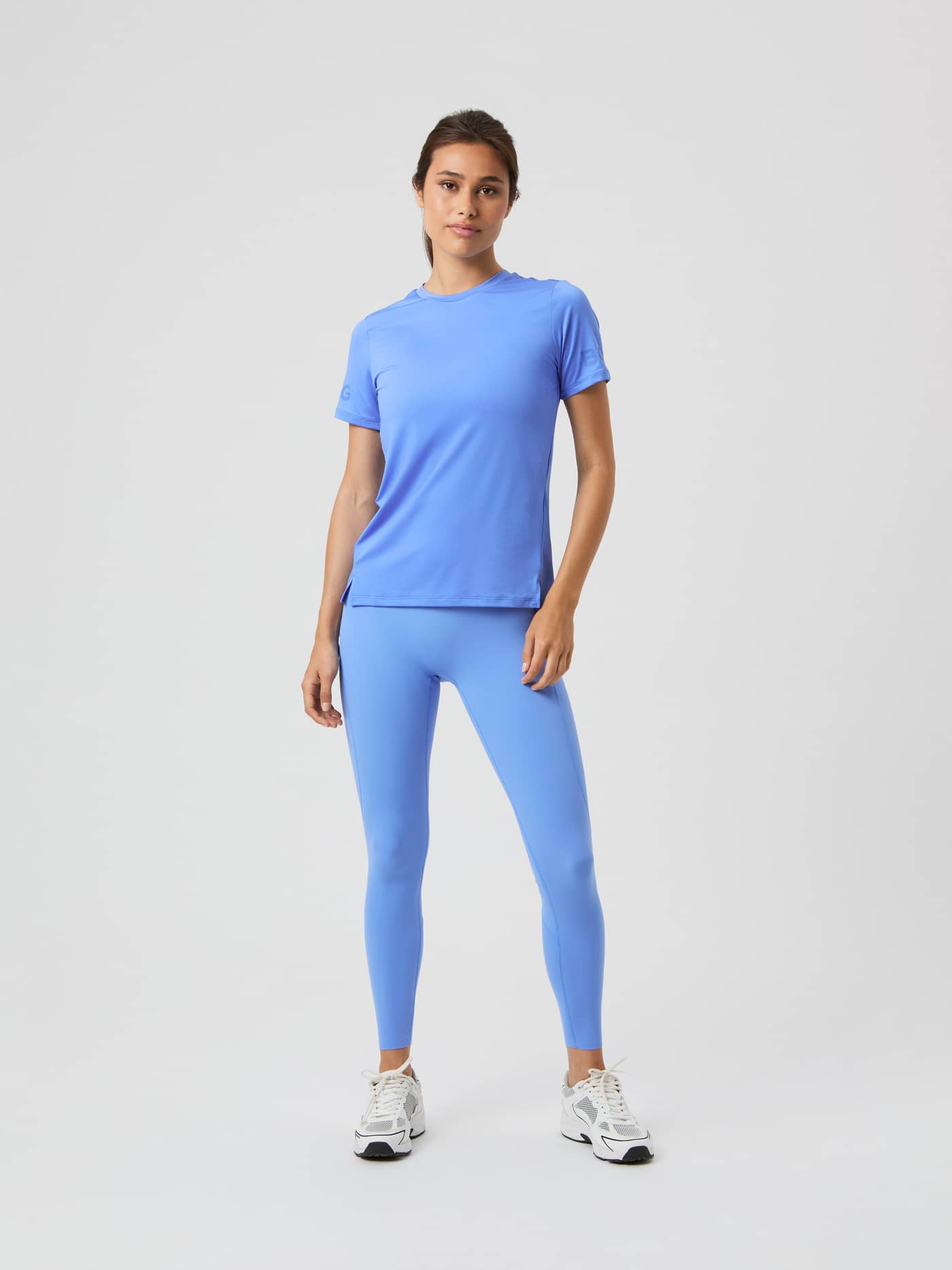 Borg Sleek Tights i Ultramarine (Blå) set forfra med matchende t-shirt og en pasform ideel til træning. - Image 2