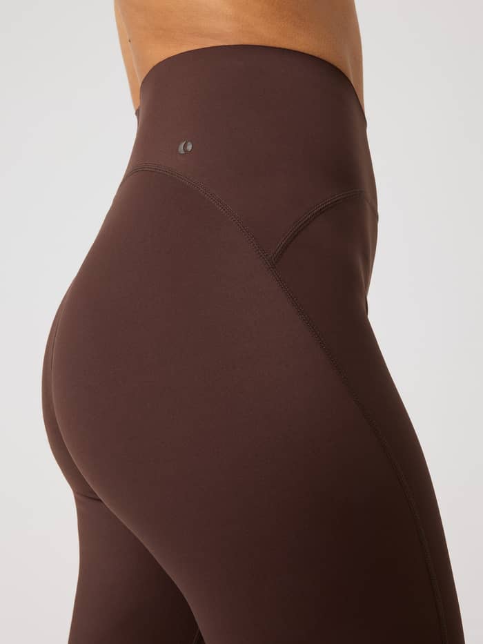 Seitenansicht der hoch taillierten Borg Sleek Tights in Coffee Bean (Braun) mit kleinem dunklem Logo zum Training. - Image 4