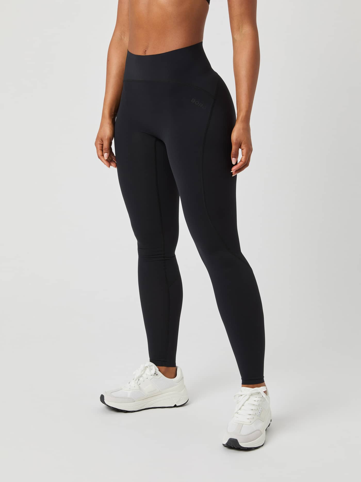 Modell från sidan i Borg Sleek Tights i Black Beauty (Svart) med hög midja och slimmad passform för träning. - Image 10