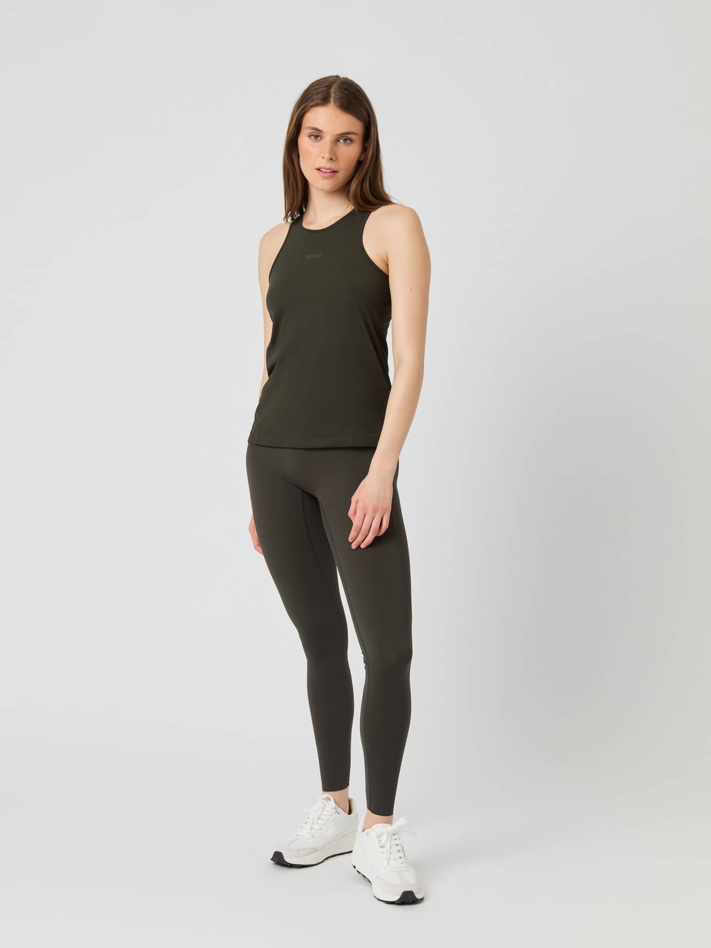 Ganzkörper-Vorderansicht eines Models in den Borg Sleek Tights in Peat (Grün) für Training mit schmaler Passform. - Image 2