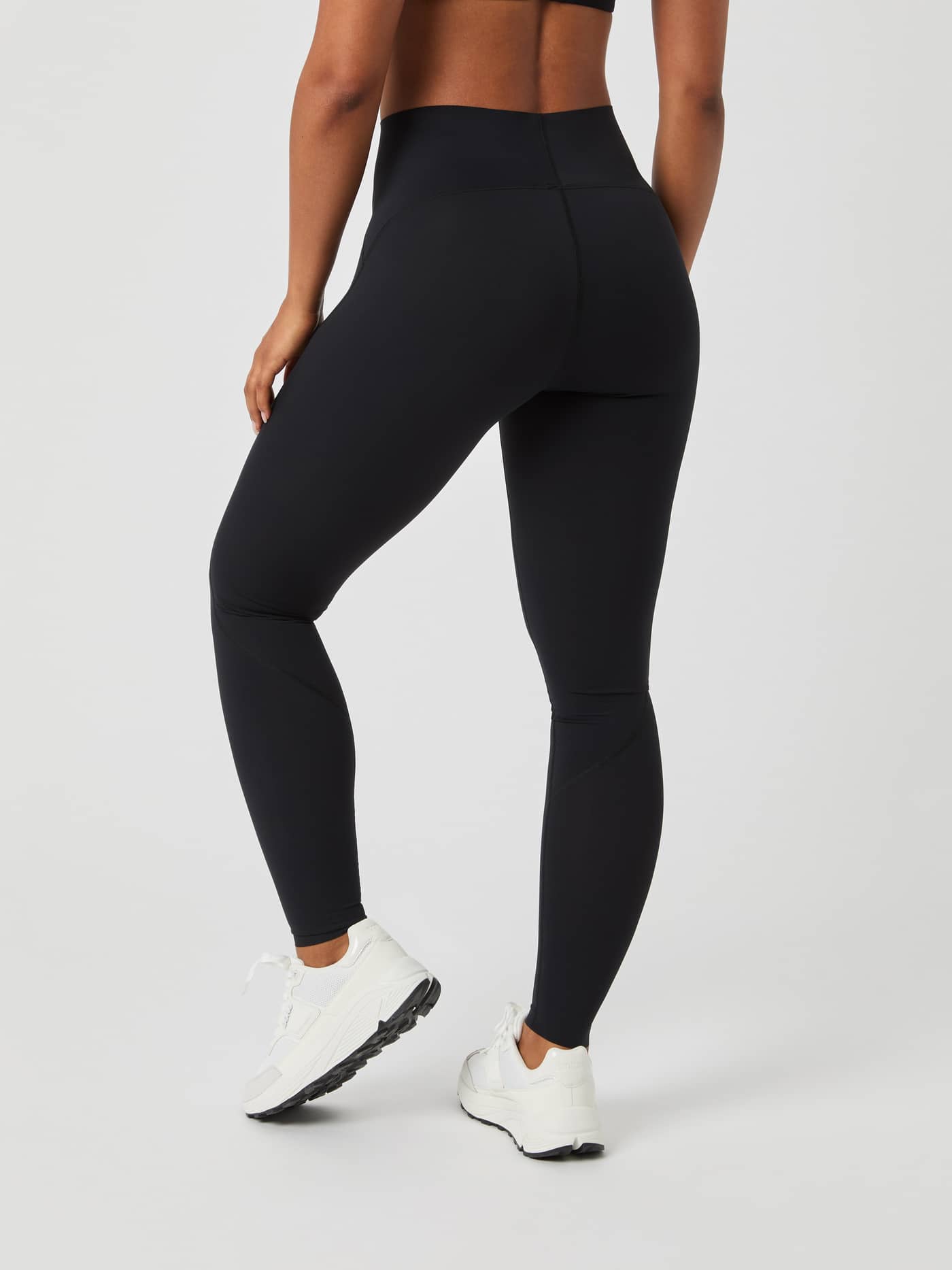 Vy bakifrån på Borg Sleek Tights i Black Beauty (Svart) med hög midja och slimmad passform för träning. - Image 9