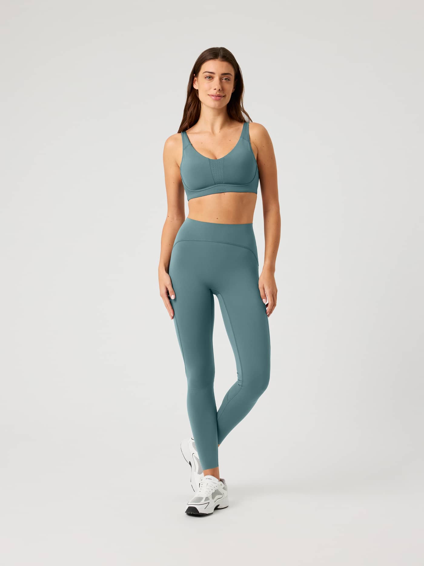 Borg Sleek Tights in Balsam Green (Groen) in vooraanzicht met een bijpassende sport-bh en stijlvolle pasvorm voor training. - Image 1